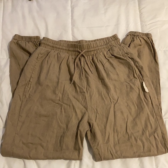 Kendall and Kylie synched joggers. - Picture 2 of 4